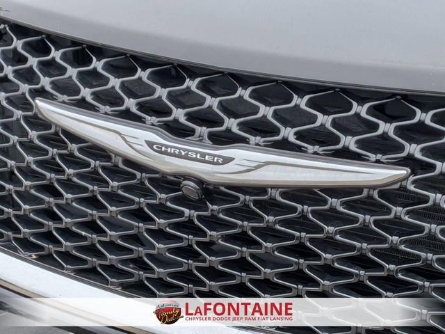 Used 2024 Chrysler Pacifica Touring-L image 9