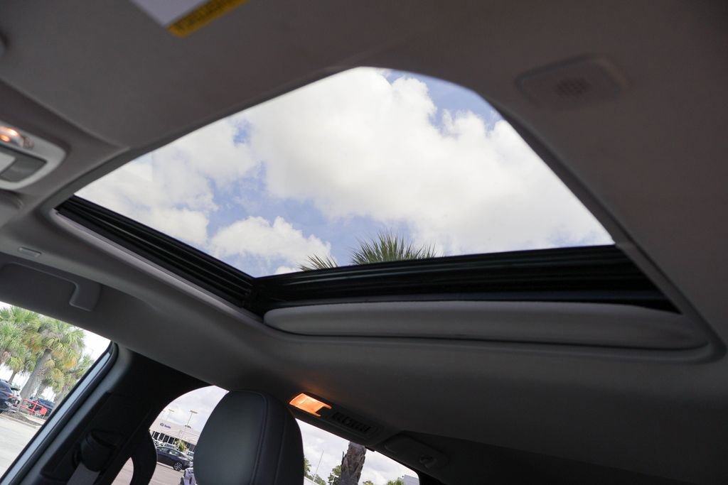 Used 2025 Toyota Sienna XLE FWD image 13