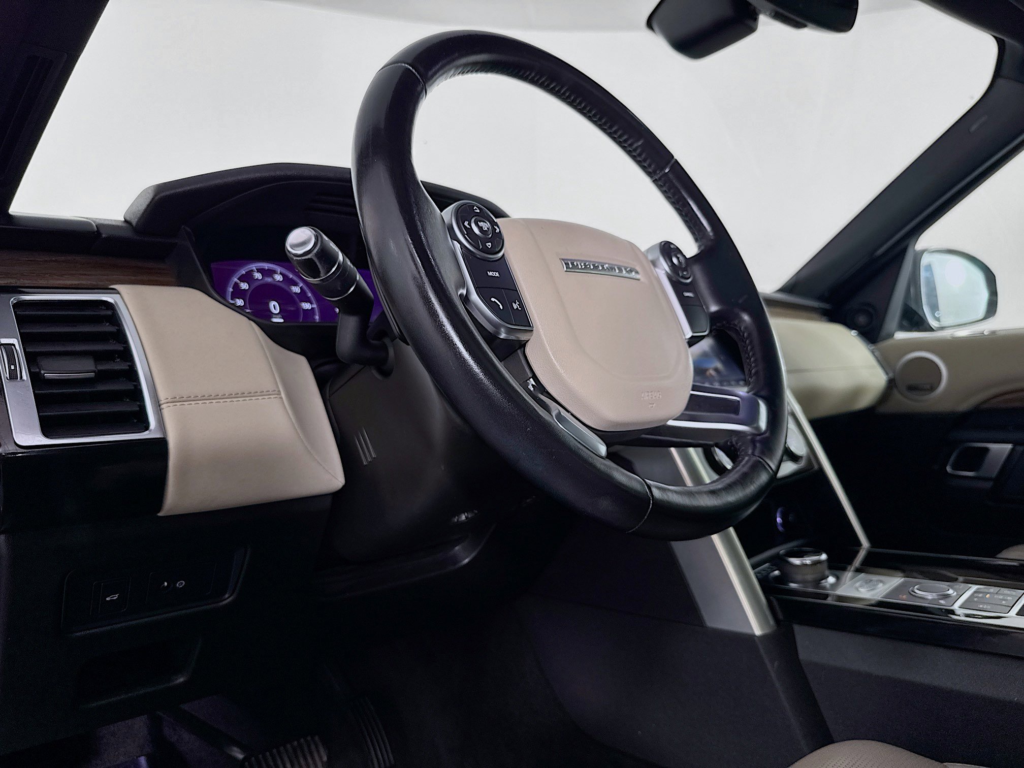 Used 2018 Land Rover Discovery HSE image 22