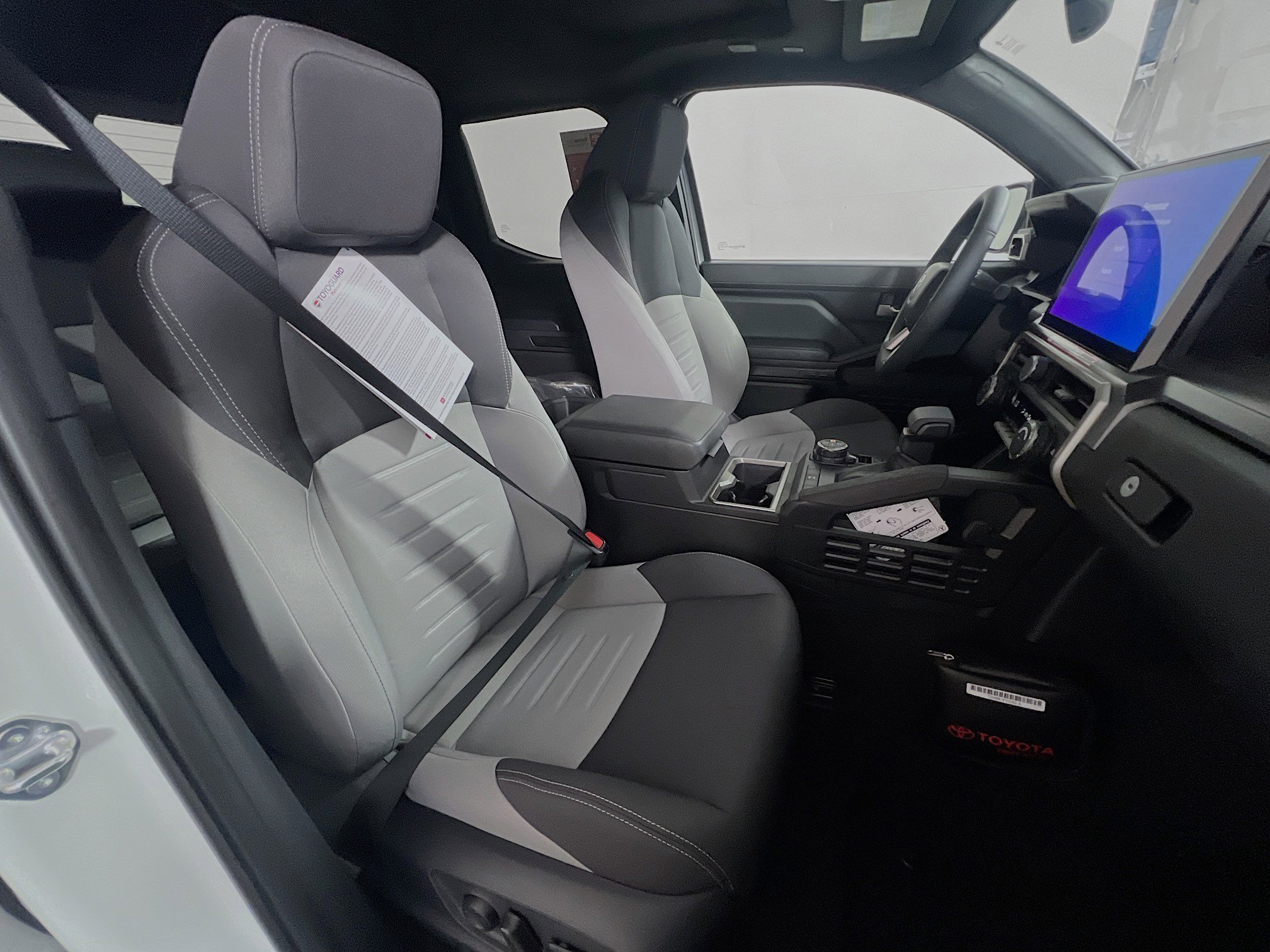Used 2025 Toyota Tacoma TRD Off-Road w/ TRD Off Road Upgrade Package AWD/4WD image 31