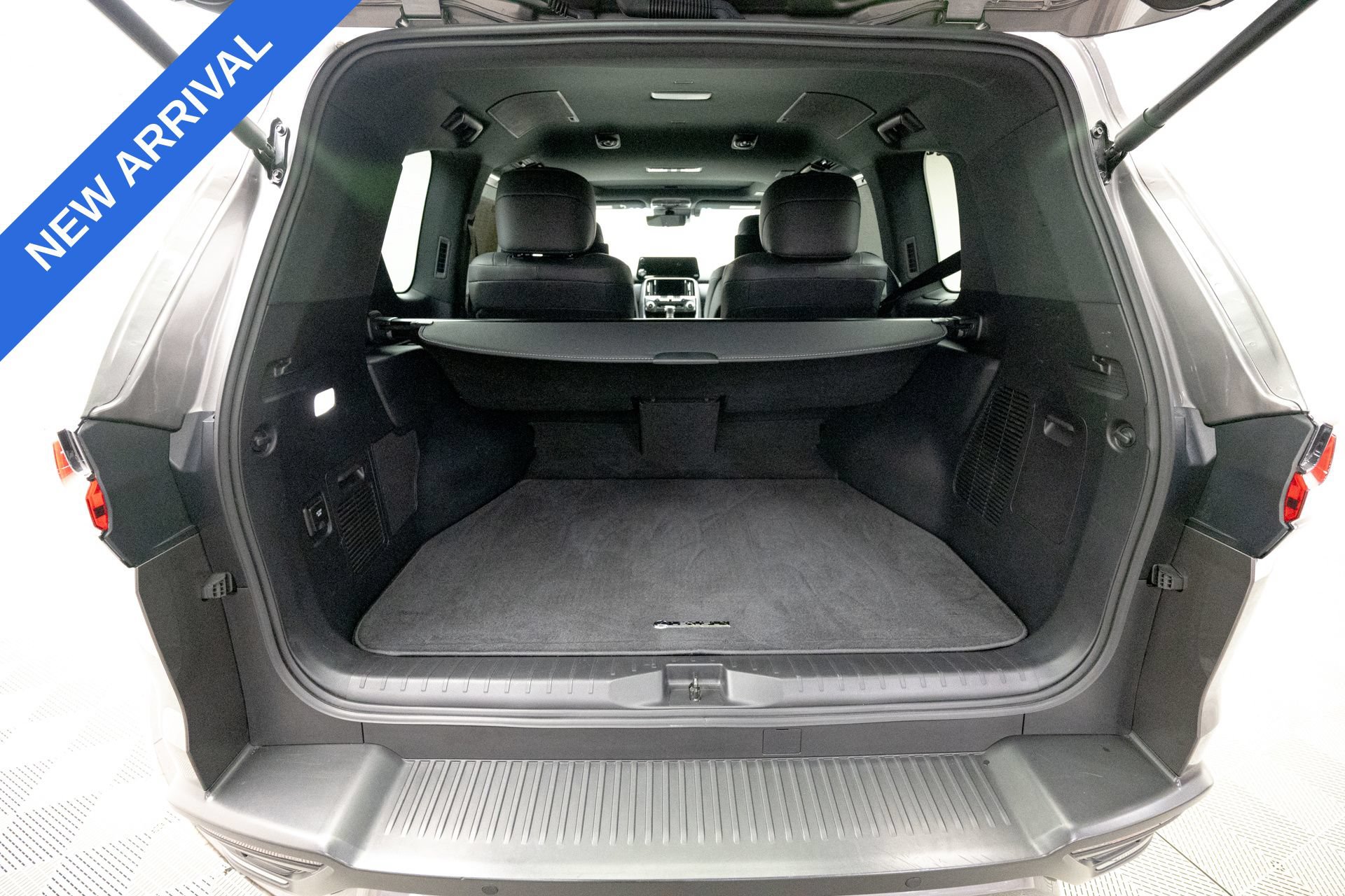 Used 2022 Lexus LX 600 4WD w/ Accessory Package (Z1) image 32
