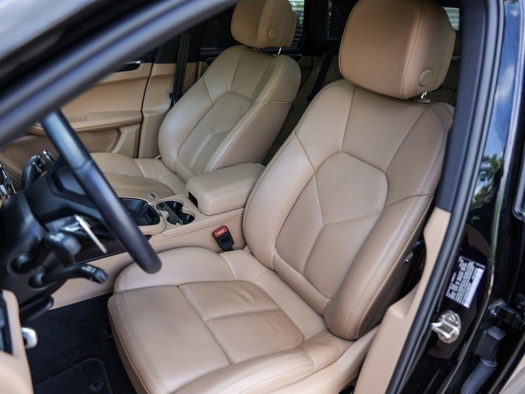 Certified 2023 Porsche Macan AWD/4WD image 5