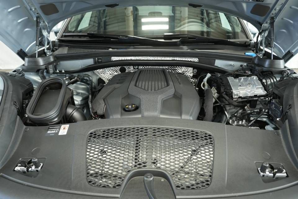 Certified 2025 Porsche Macan AWD/4WD image 30