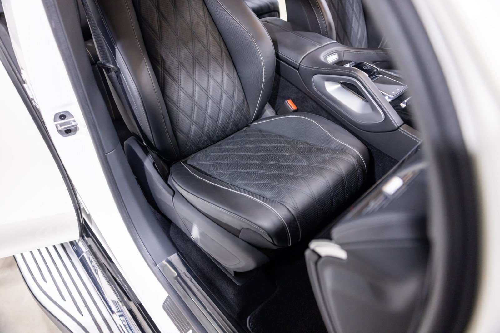 Used 2024 Mercedes-Benz Maybach GLS 600 4MATIC image 30