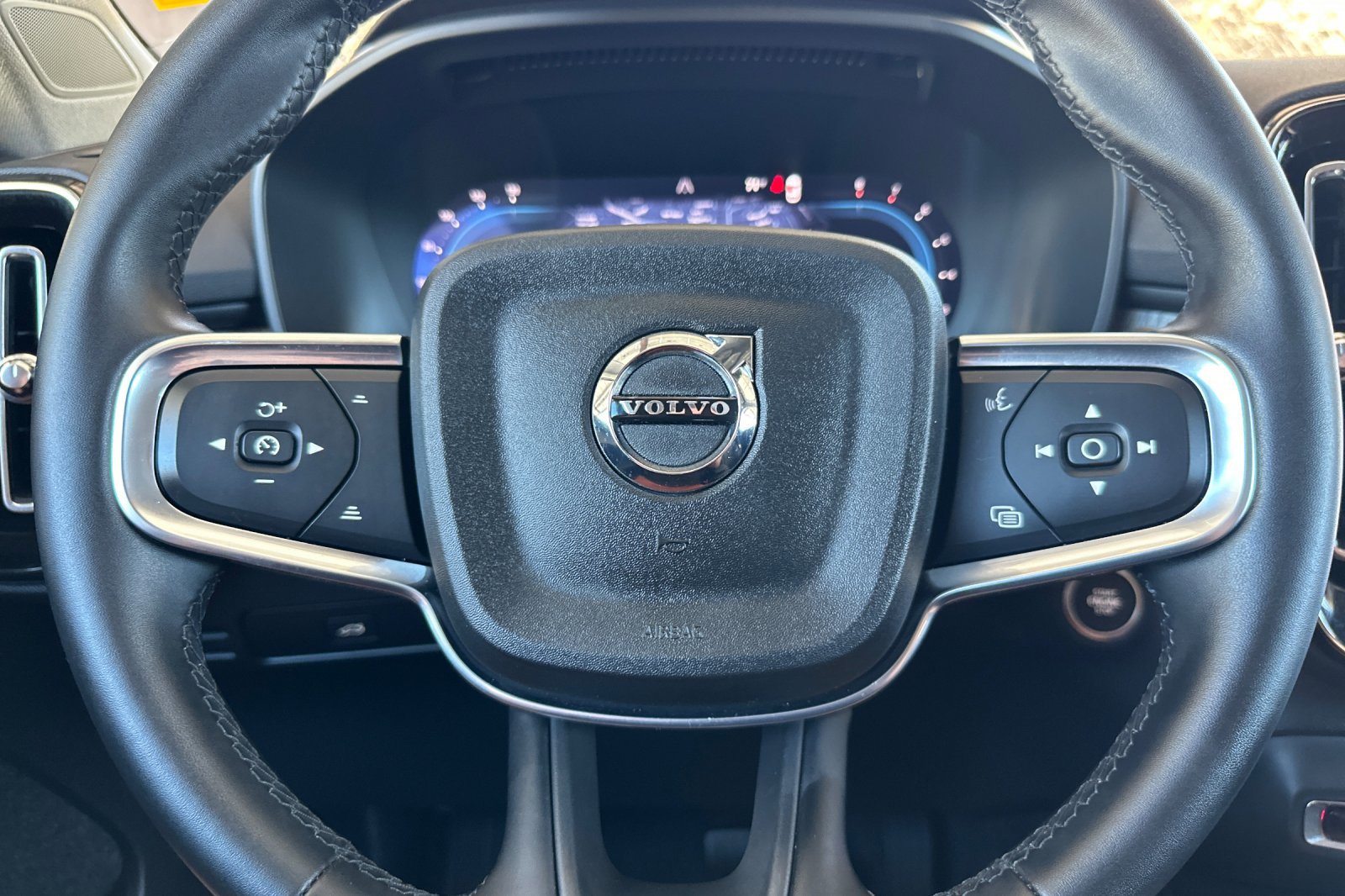 Used 2025 Volvo XC40 B5 Plus image 27