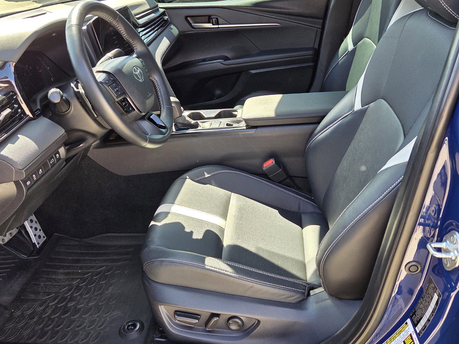 Used 2025 Toyota Camry SE image 4