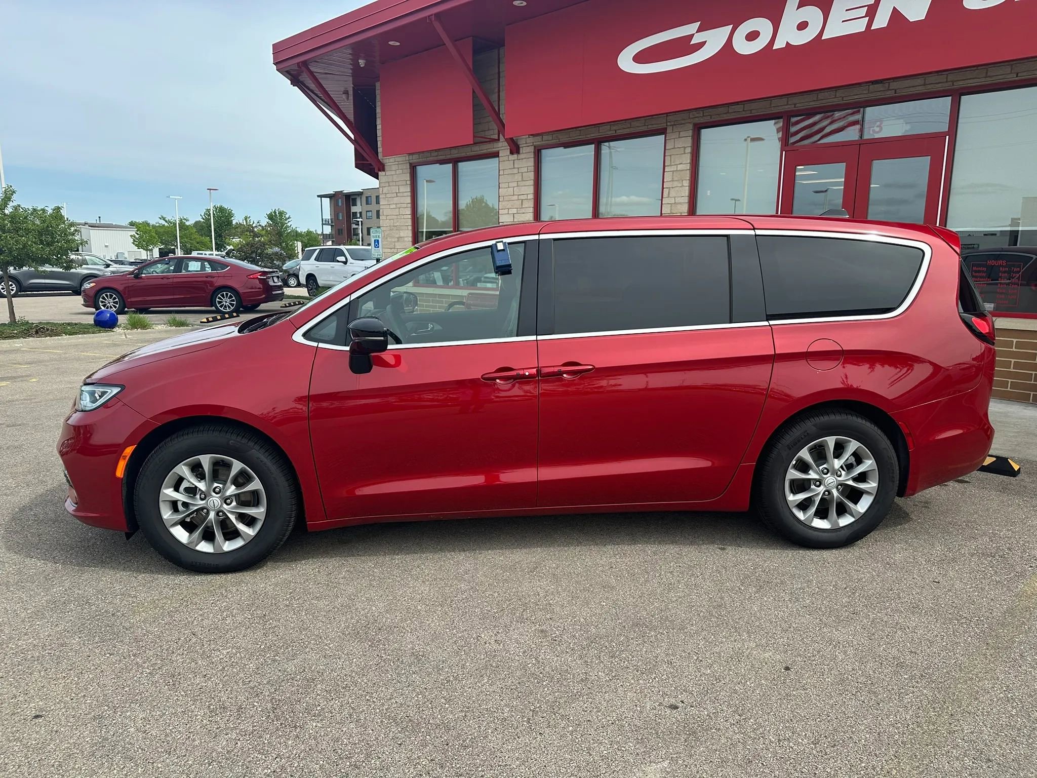 Used 2026 Chrysler Pacifica Limited FWD image 9