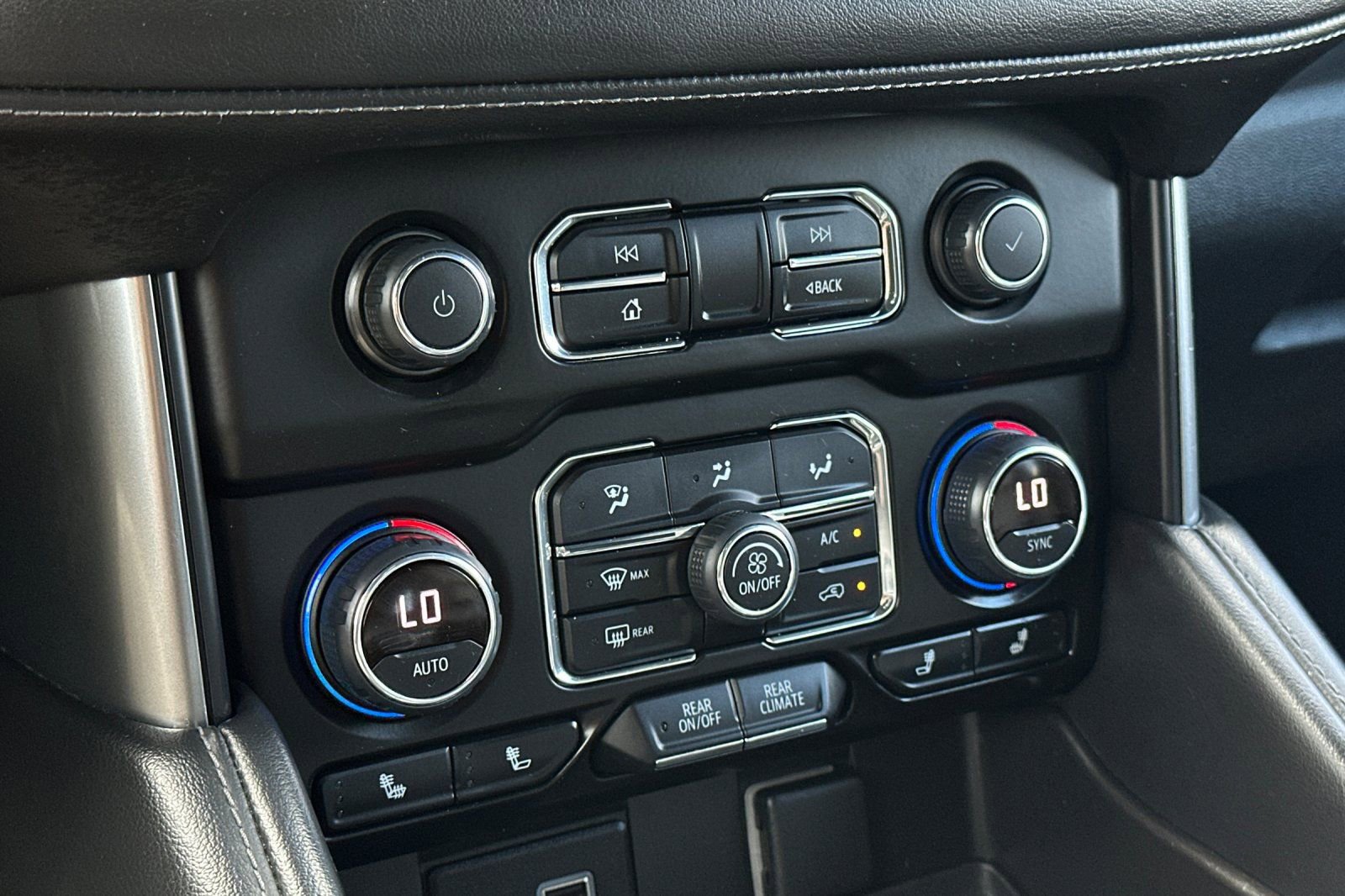 Used 2022 Chevrolet Suburban Z71 image 30