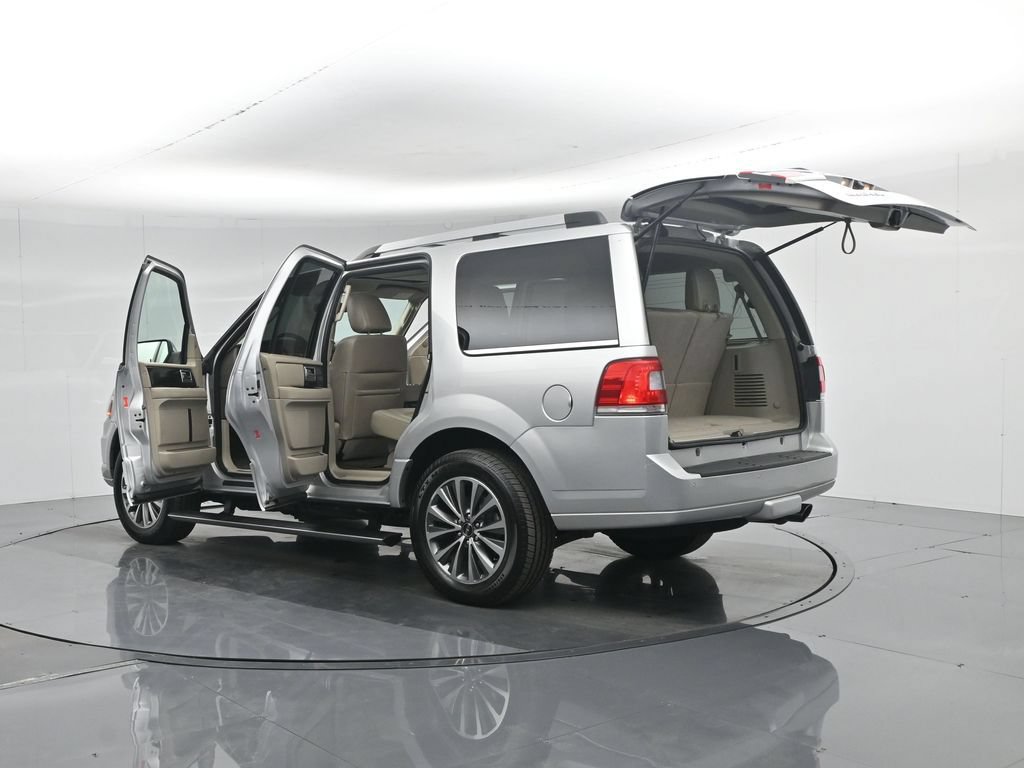 Used 2017 Lincoln Navigator Select RWD image 19