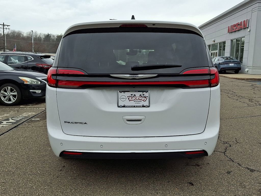 Used 2023 Chrysler Pacifica Touring-L image 7
