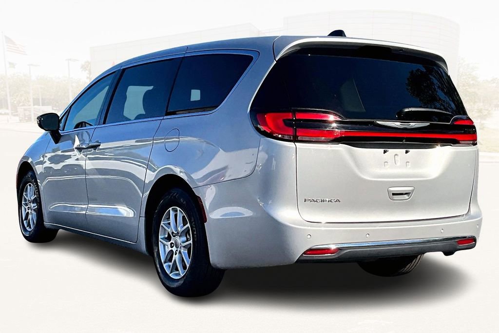 Used 2024 Chrysler Pacifica Touring-L image 4