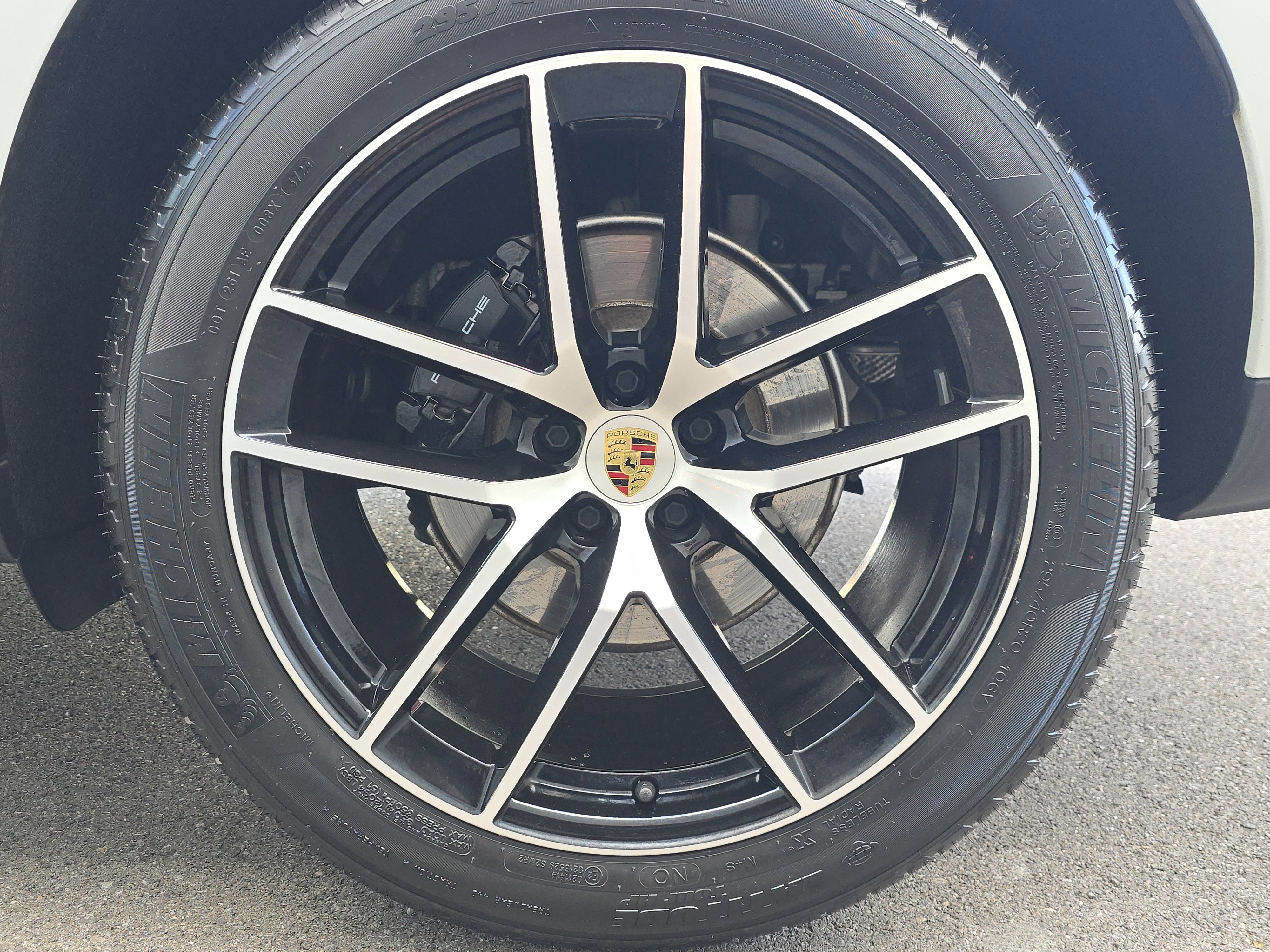 Certified 2025 Porsche Macan image 30