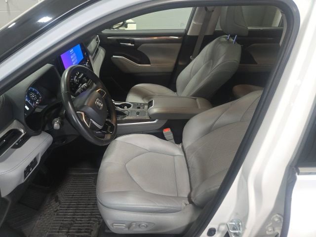 Used 2023 Toyota Highlander Platinum image 11