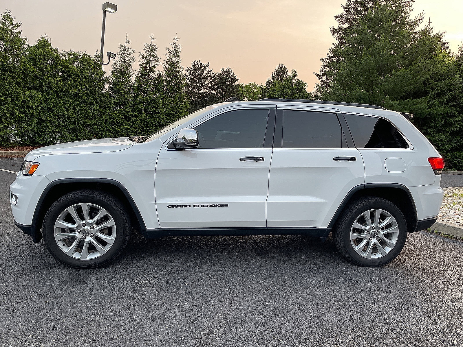 Used 2017 Jeep Grand Cherokee Limited image 9