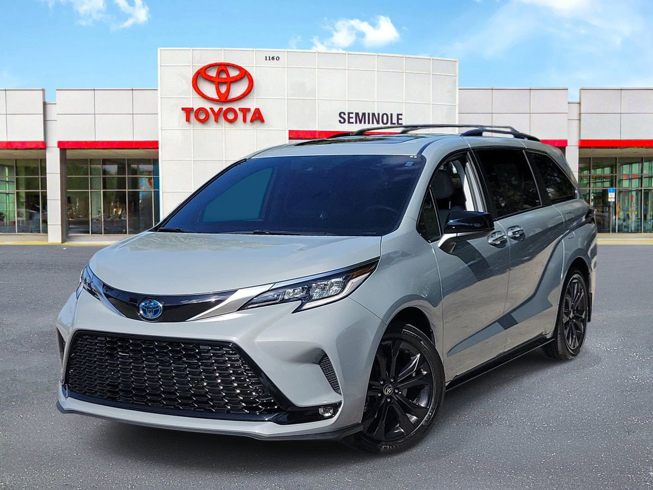 Used 2023 Toyota Sienna XSE FWD image 1