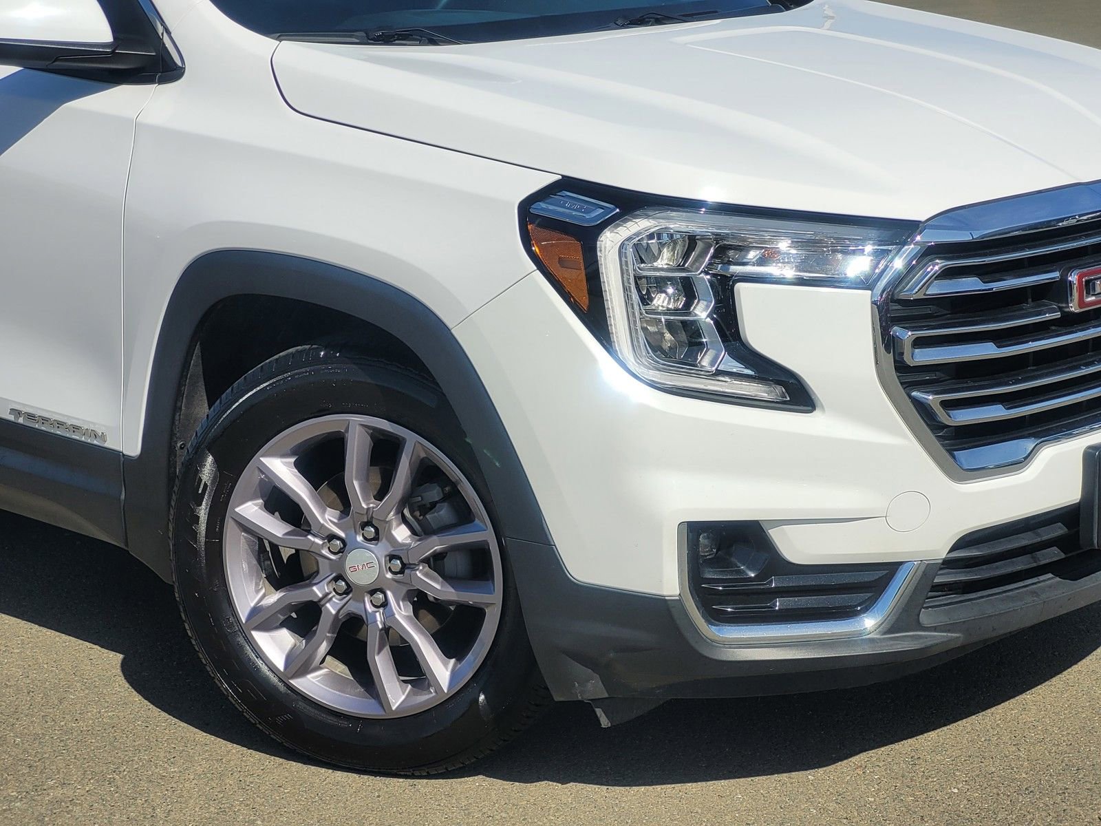Used 2023 GMC Terrain SLT image 3