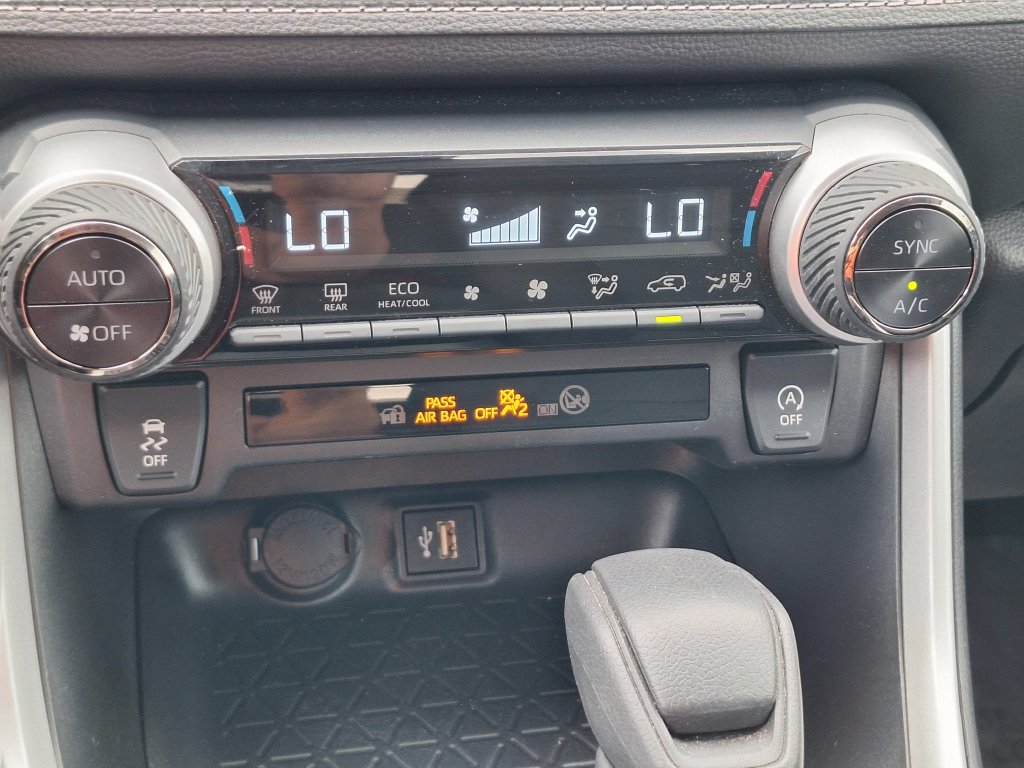 Used 2025 Toyota RAV4 XLE FWD image 21