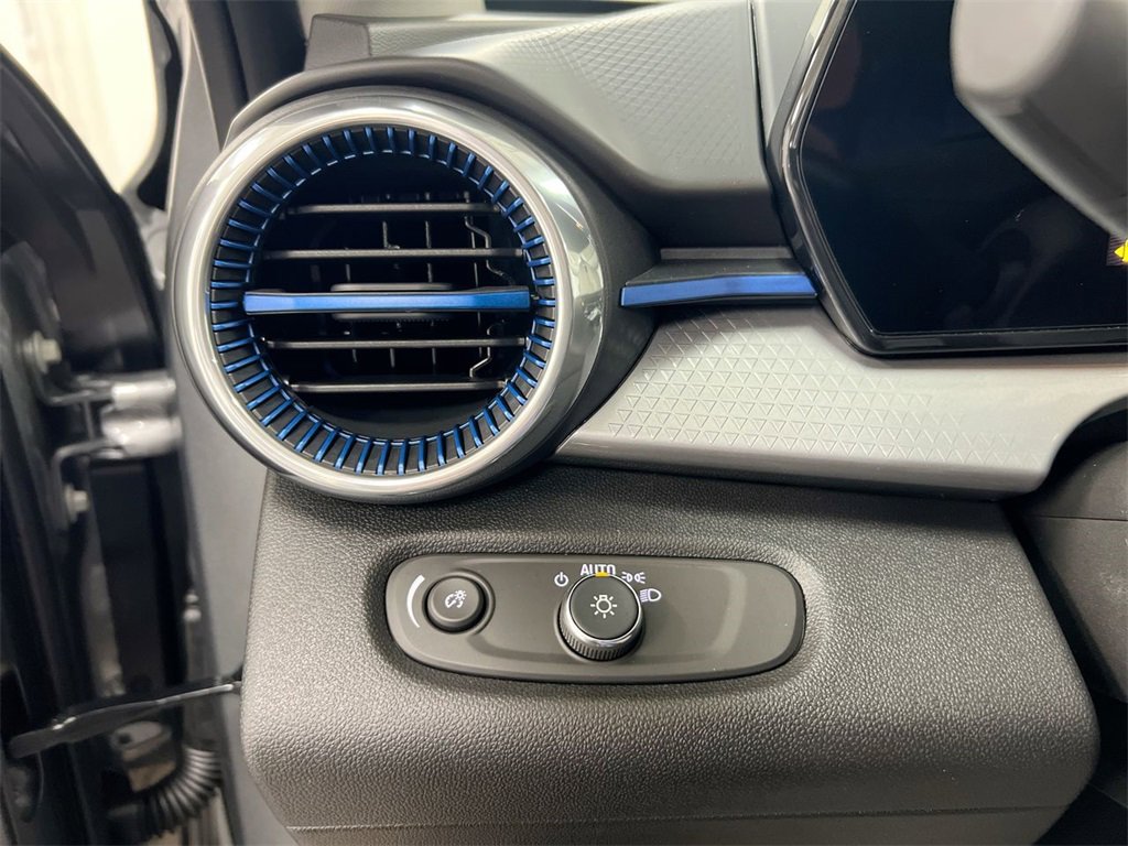 Certified 2025 Chevrolet Trax LT image 17