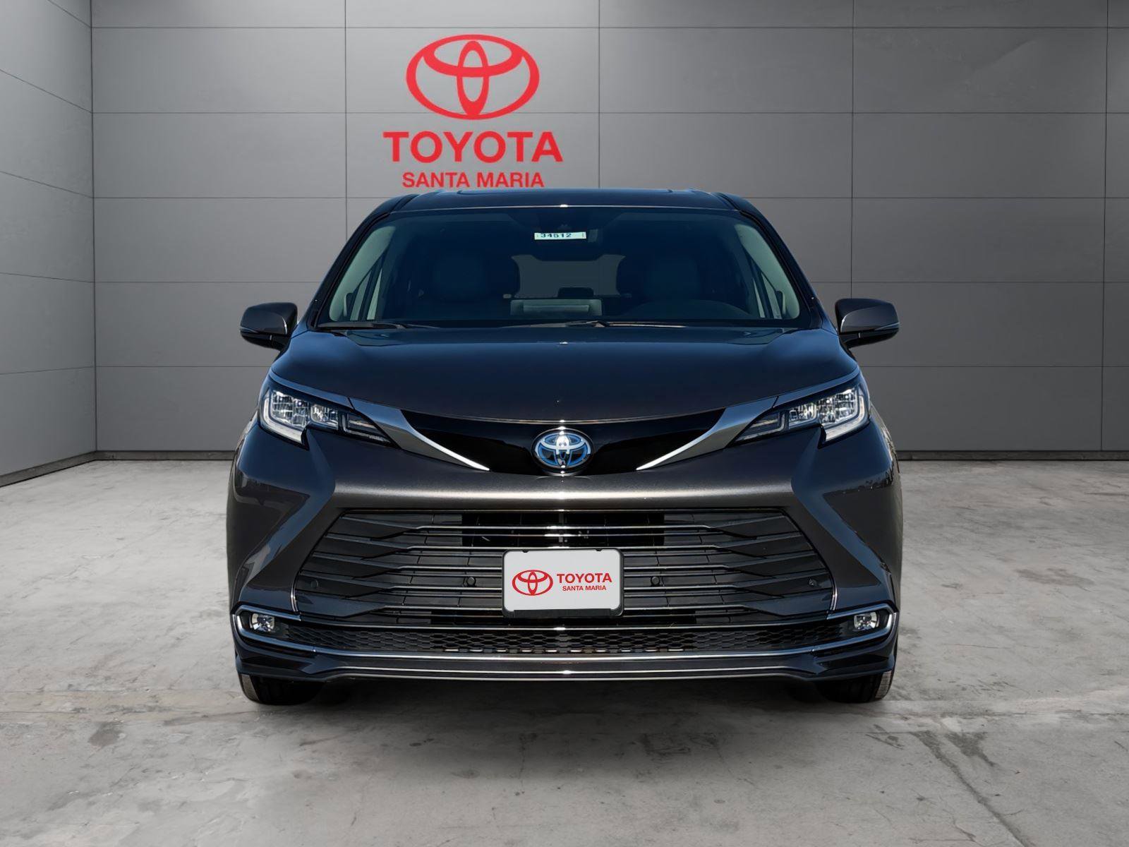 Certified 2024 Toyota Sienna Limited FWD image 3