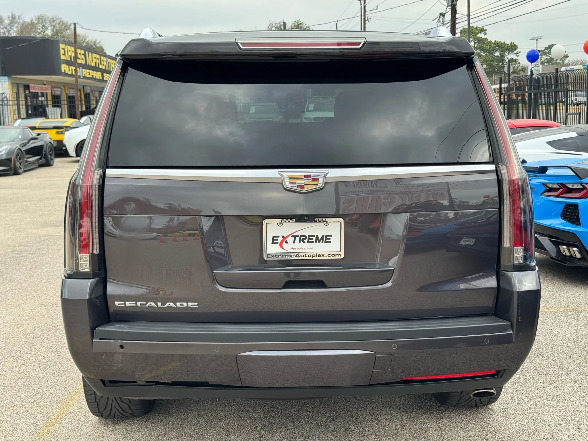 Used 2017 Cadillac Escalade Luxury image 3