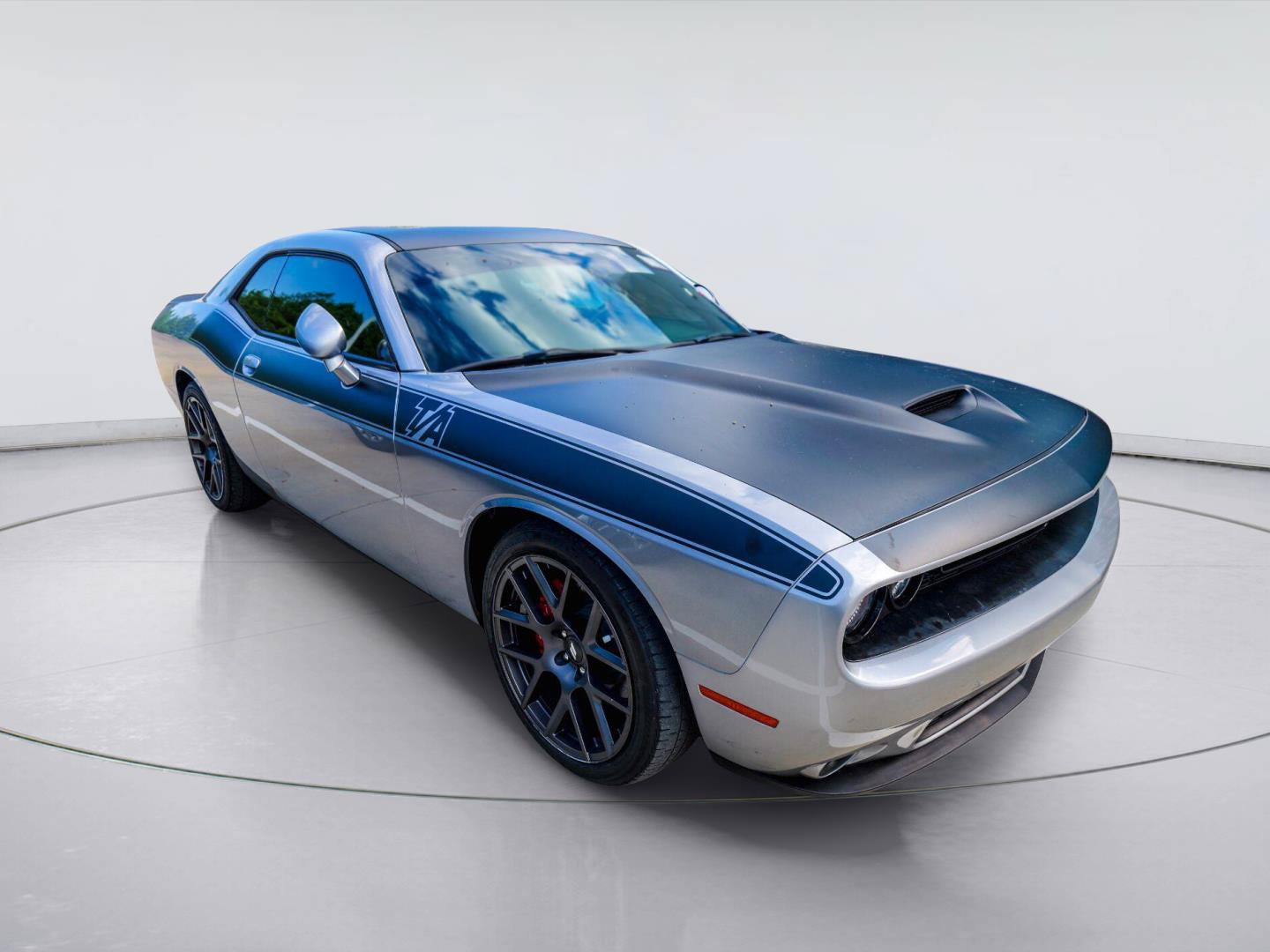 Used 2016 Dodge Challenger R/T RWD image 2