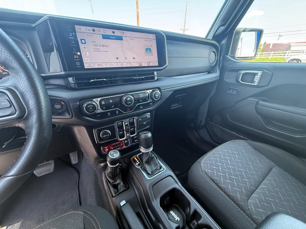 Used 2024 Jeep Gladiator Mojave w/ Convenience Group AWD/4WD image 16