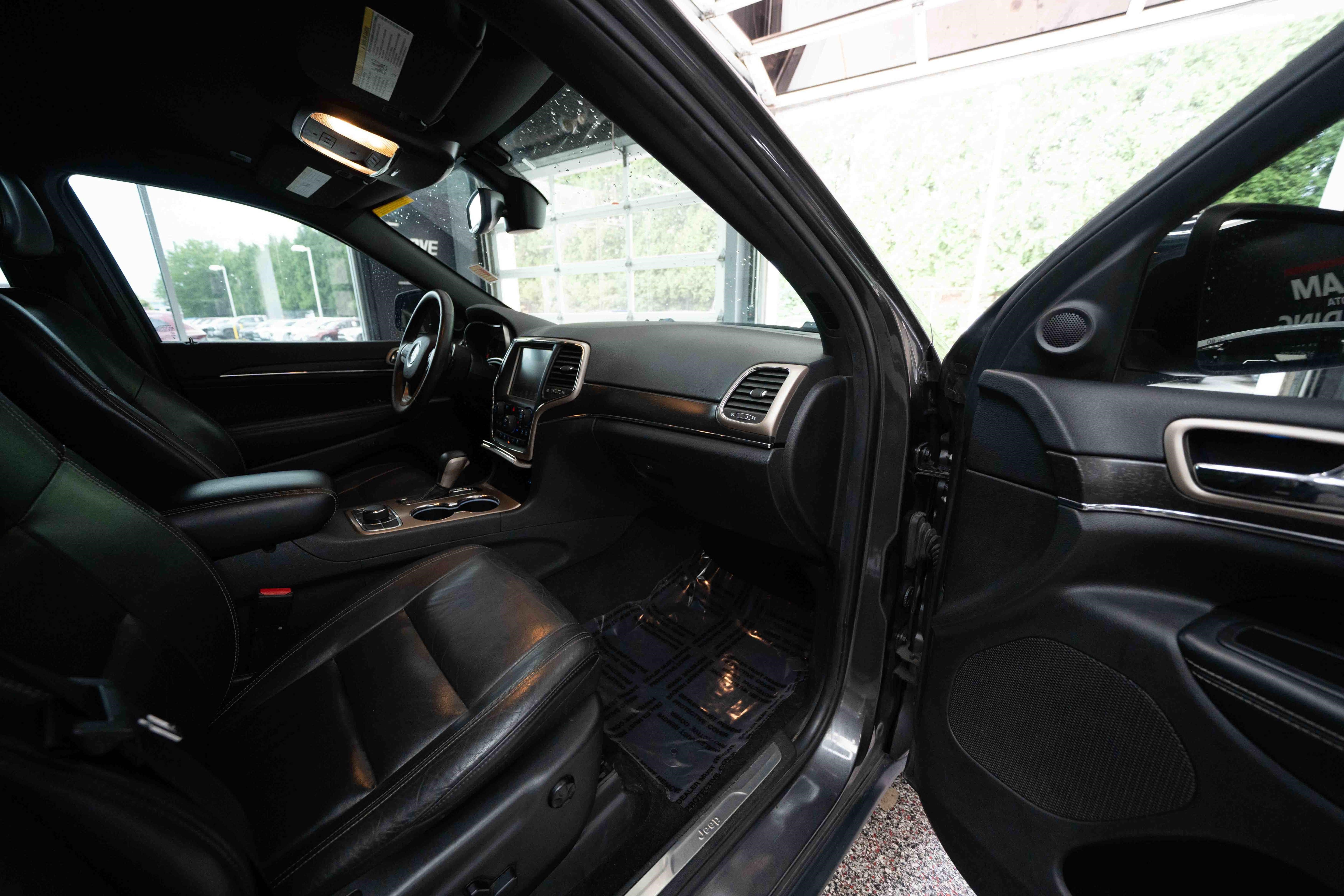 Used 2017 Jeep Grand Cherokee Limited AWD/4WD image 25