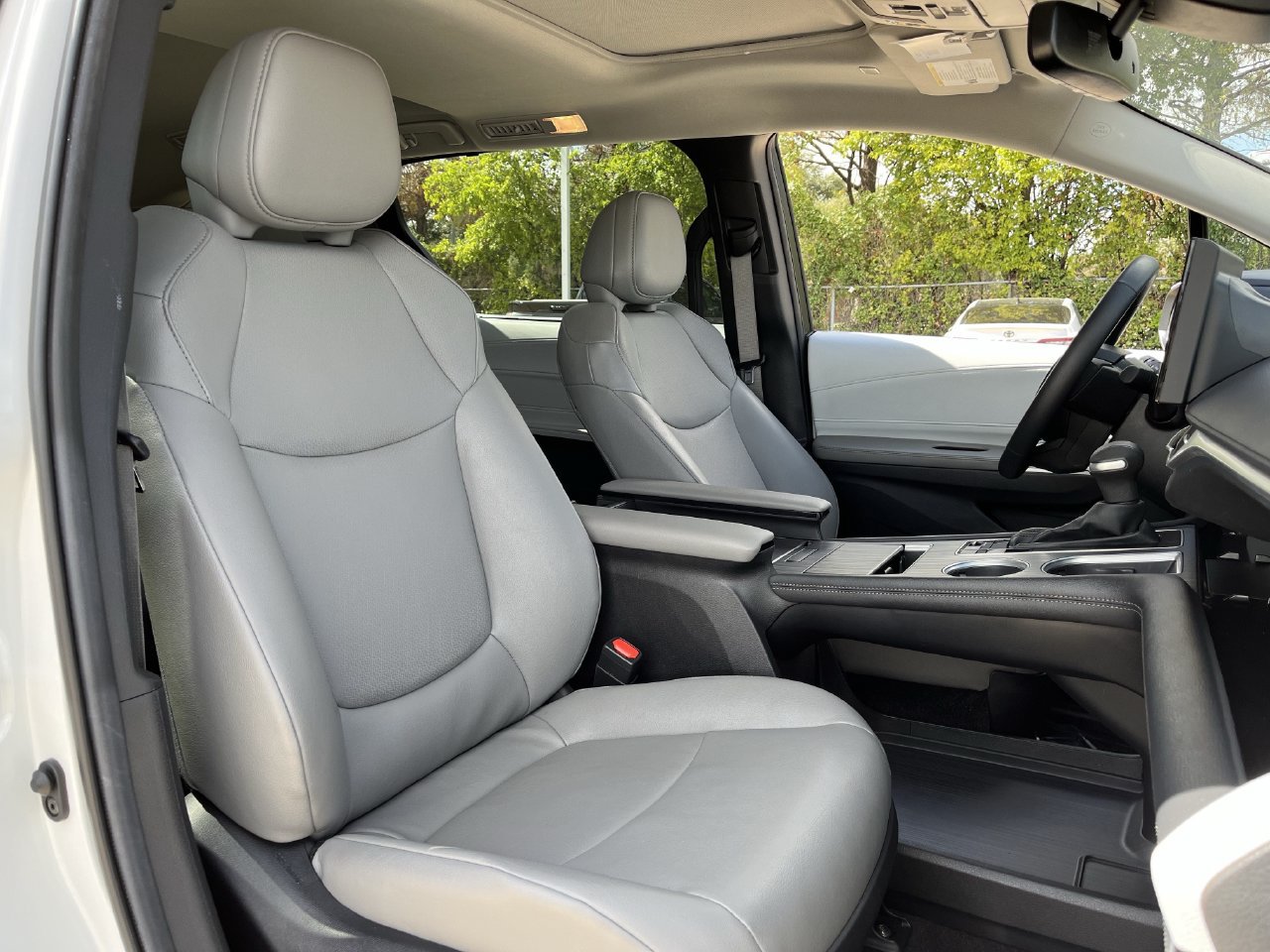 Used 2025 Toyota Sienna XLE FWD image 25