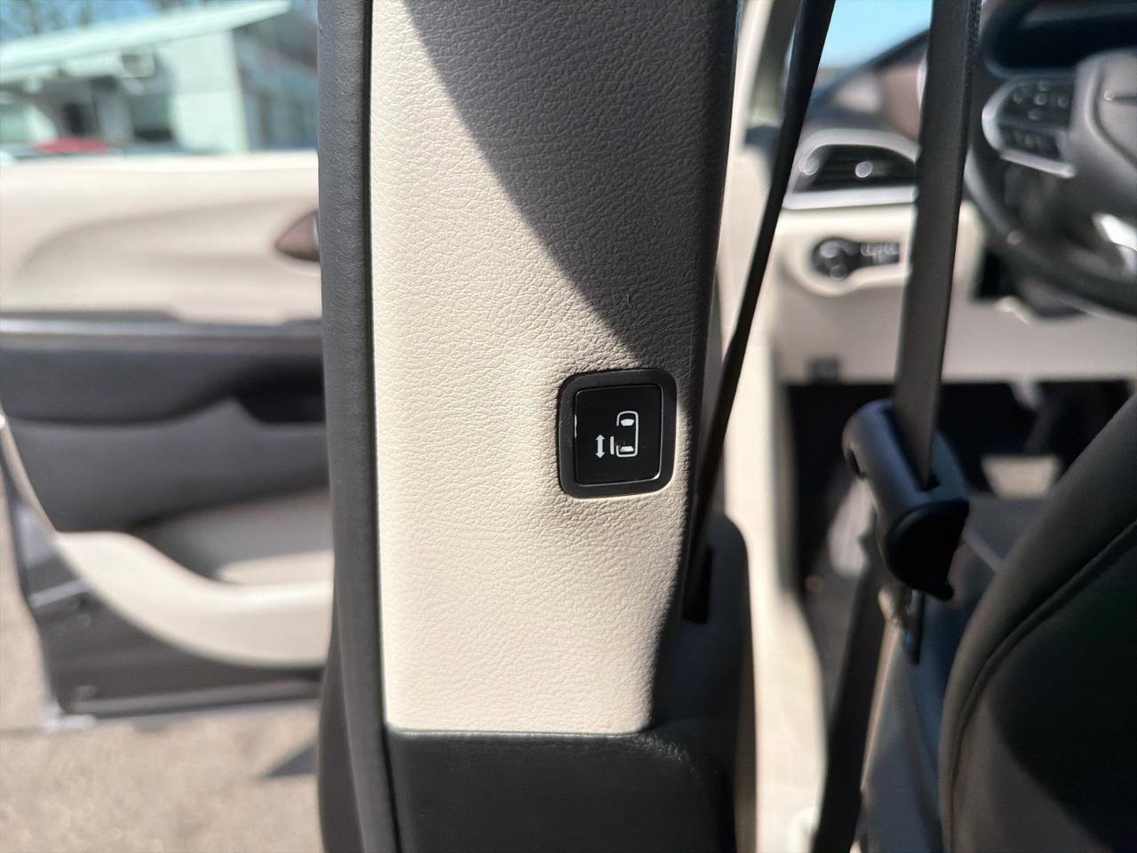 Used 2019 Chrysler Pacifica Touring-L FWD image 22