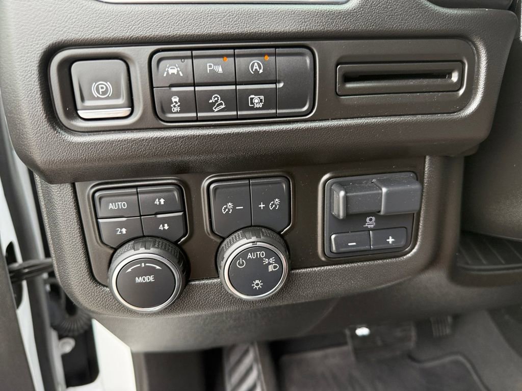 Used 2024 Chevrolet Tahoe Z71 w/ Luxury Package AWD/4WD image 21