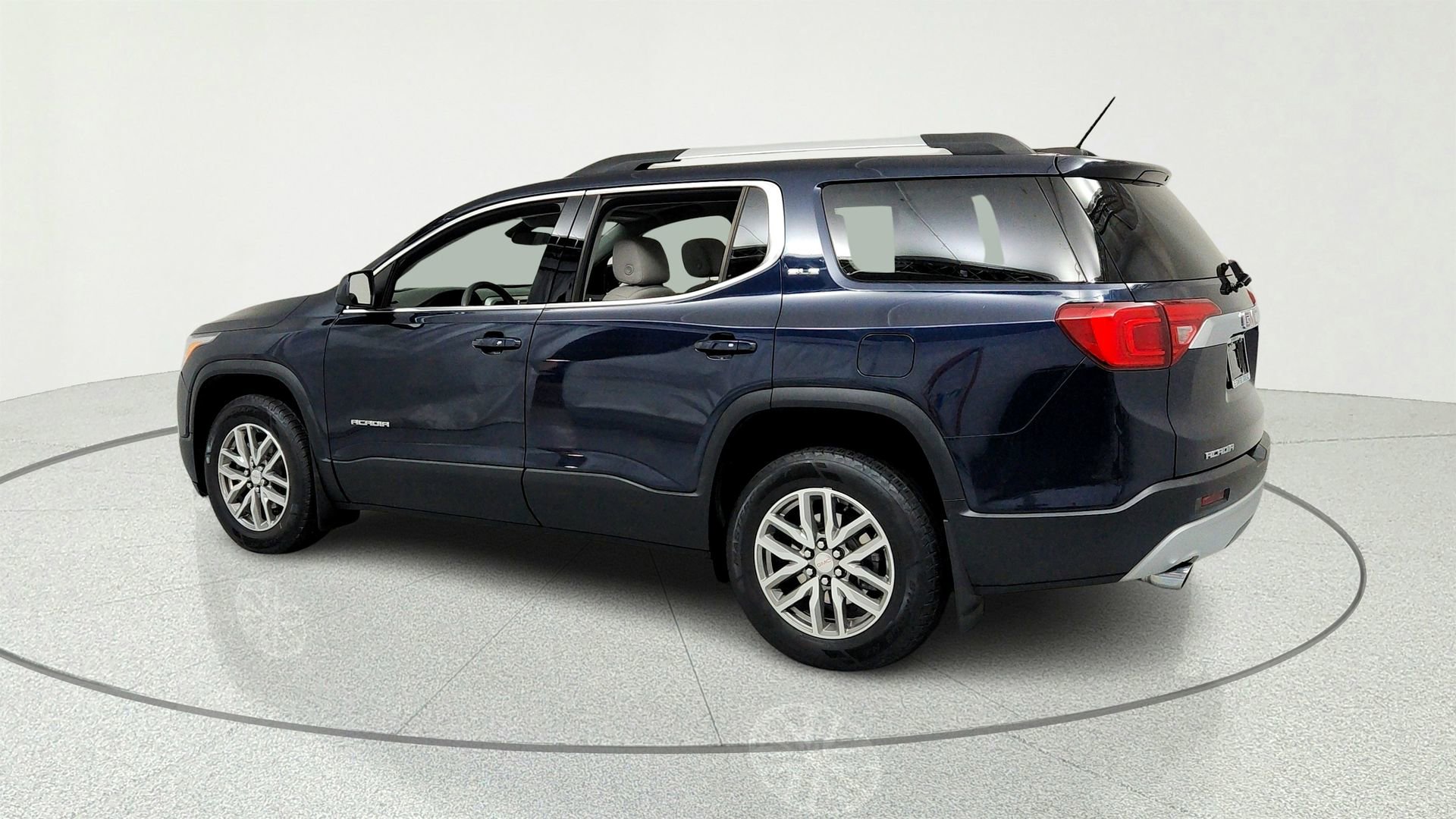 Used 2017 GMC Acadia SLE FWD image 3