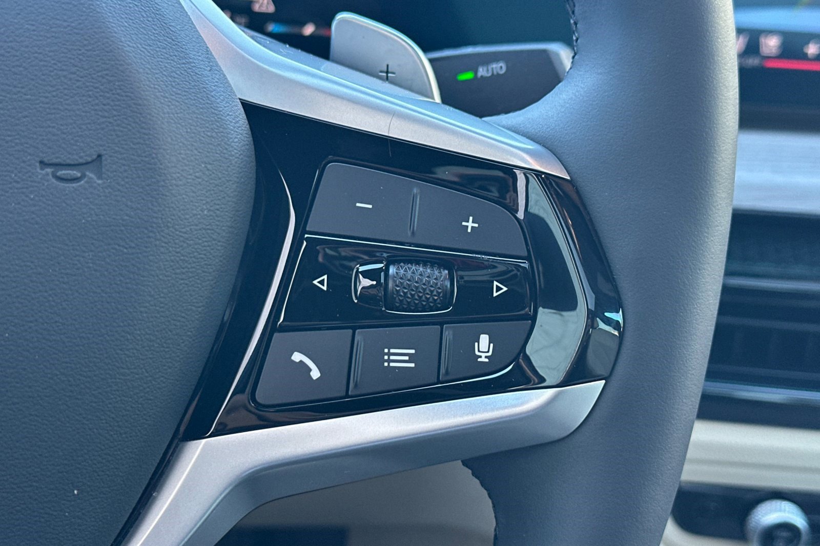 Used 2025 BMW 330i Sedan w/ Premium Package image 31