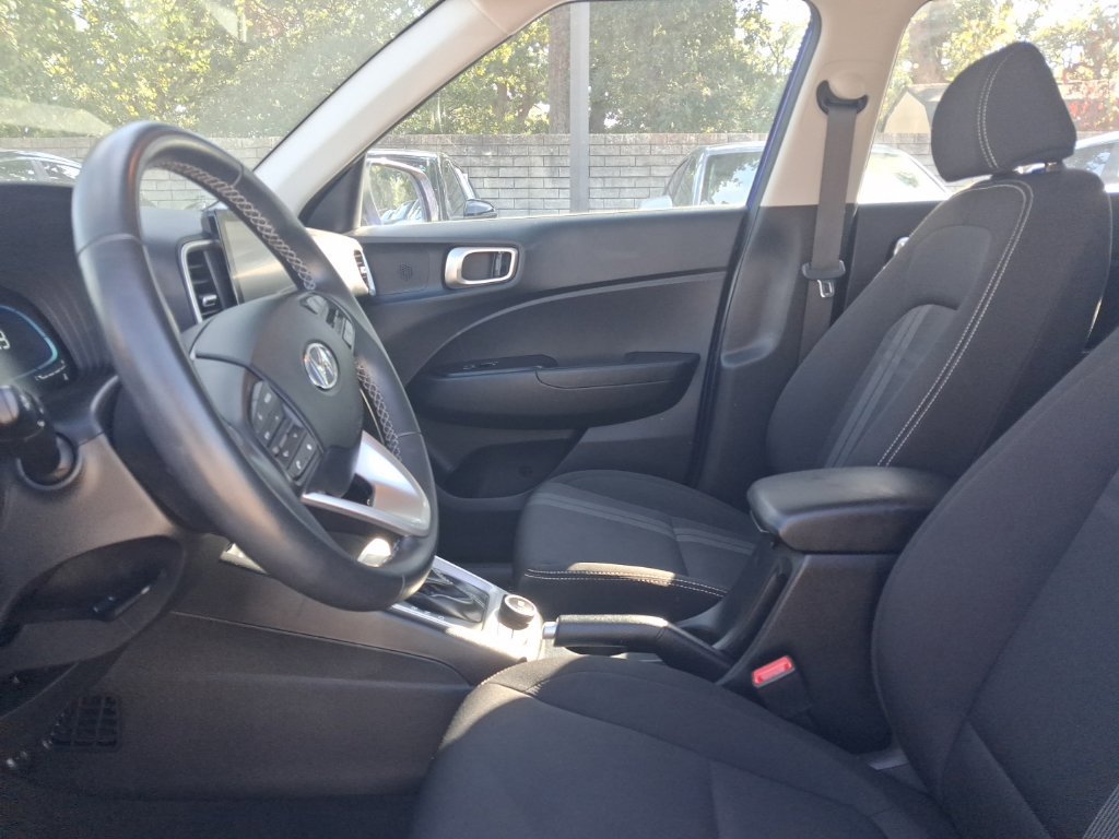 Used 2025 Hyundai Venue SEL FWD image 4