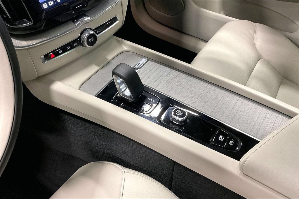 Certified 2024 Volvo XC60 B5 Plus AWD/4WD image 18