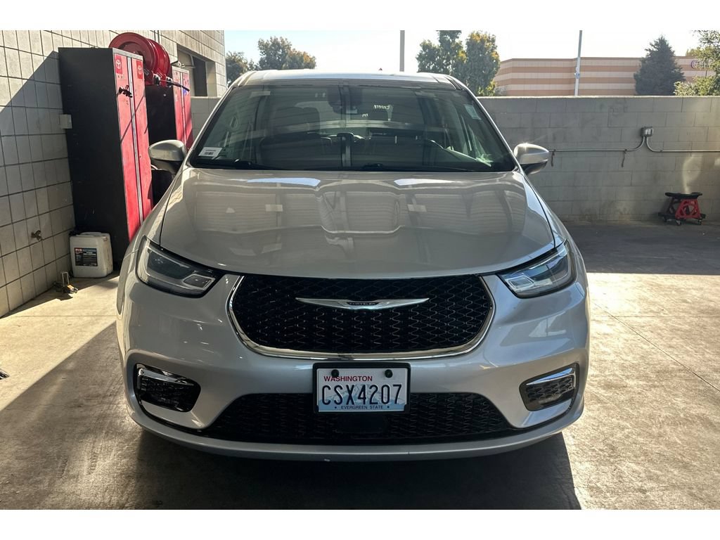 Used 2023 Chrysler Pacifica Touring-L FWD image 3