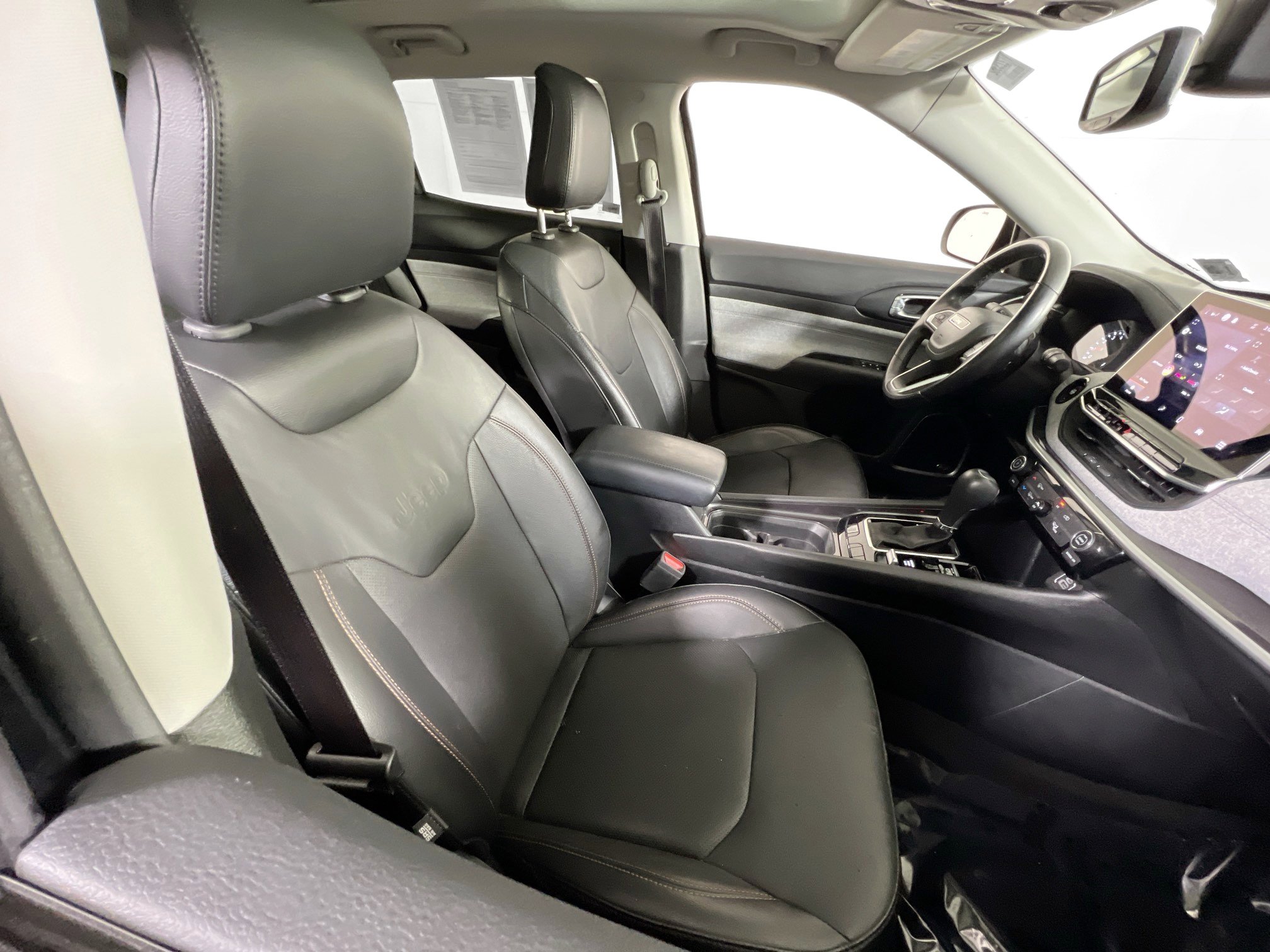 Used 2022 Jeep Compass Latitude w/ Sun and Sound Group AWD/4WD image 26
