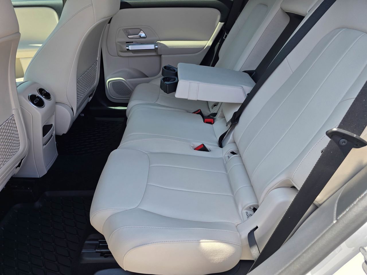 Used 2025 Mercedes-Benz GLB 250 4MATIC image 32