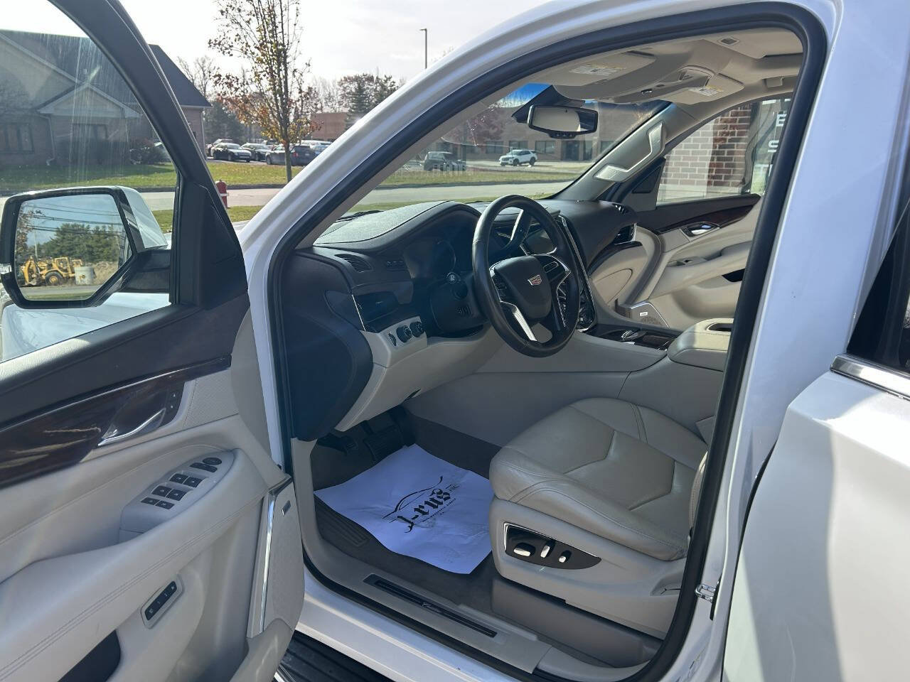 Used 2016 Cadillac Escalade ESV Luxury image 17