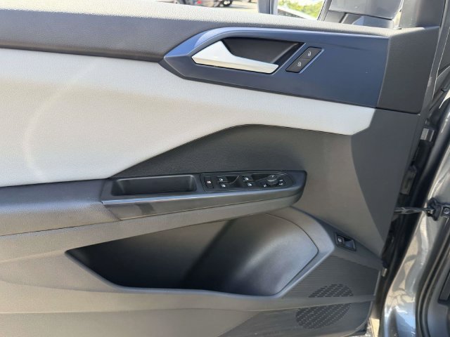 Used 2023 Volkswagen Taos SE w/ Panoramic Sunroof Package AWD/4WD image 19