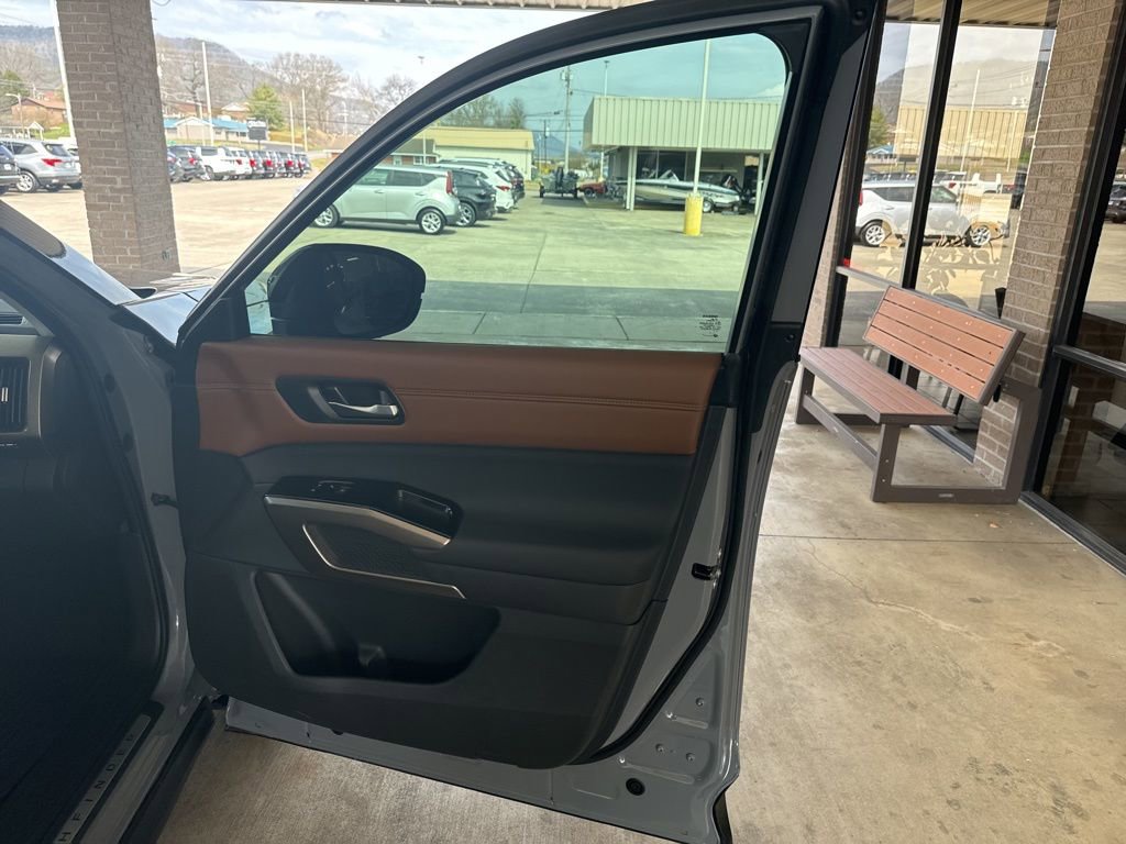 Used 2025 Nissan Pathfinder Platinum AWD/4WD image 26