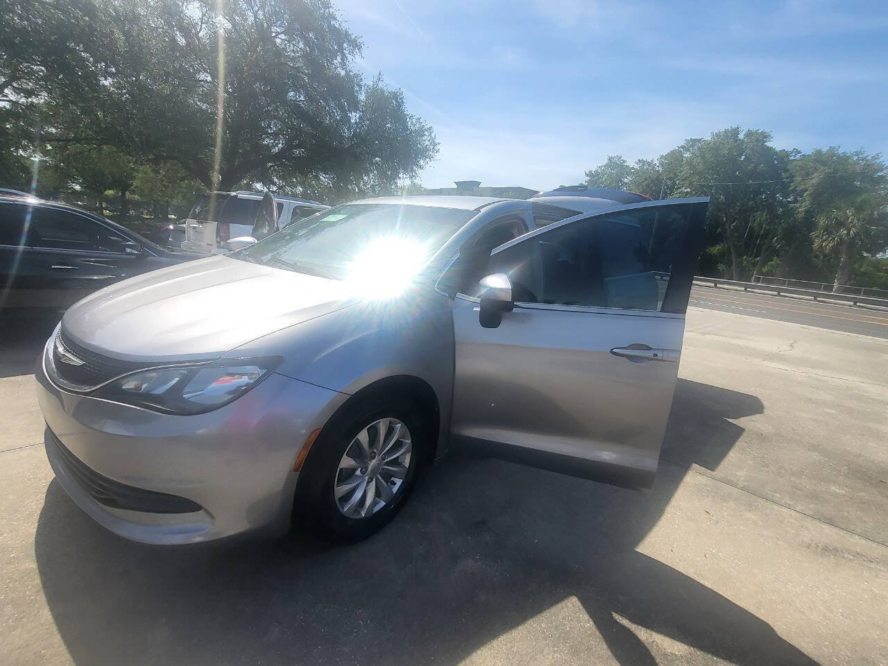 Used 2017 Chrysler Pacifica Touring w/ Tire & Wheel Group FWD image 87