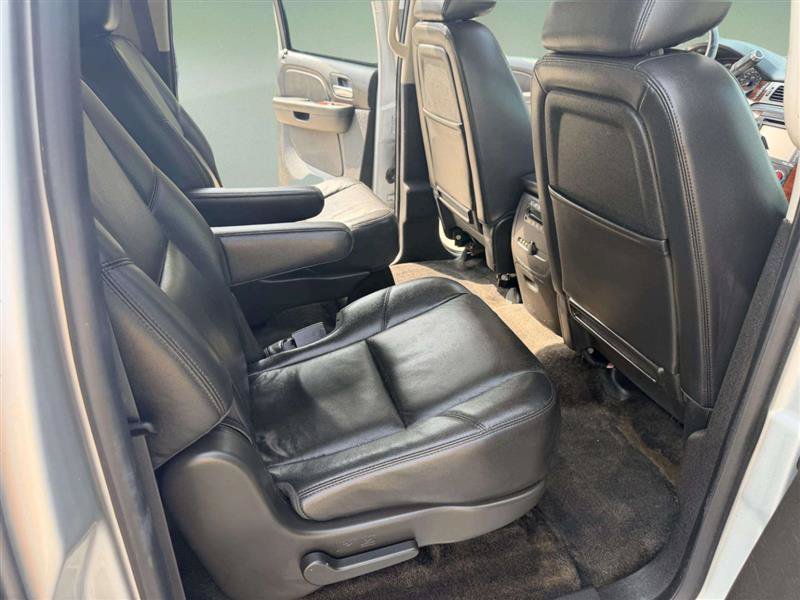 Used 2014 Chevrolet Suburban LTZ RWD image 29