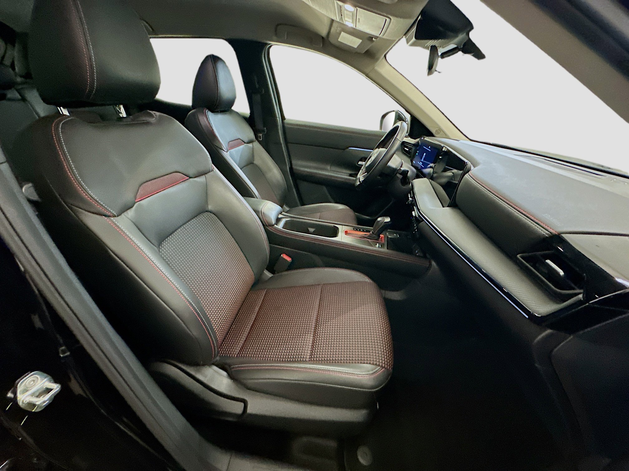 Used 2025 Nissan Kicks SR image 31