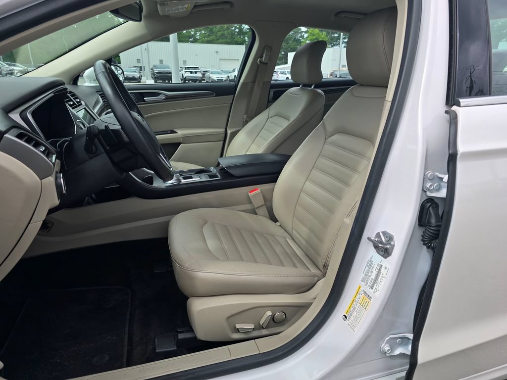 Used 2017 Ford Fusion SE w/ Fusion SE Technology Package FWD image 9