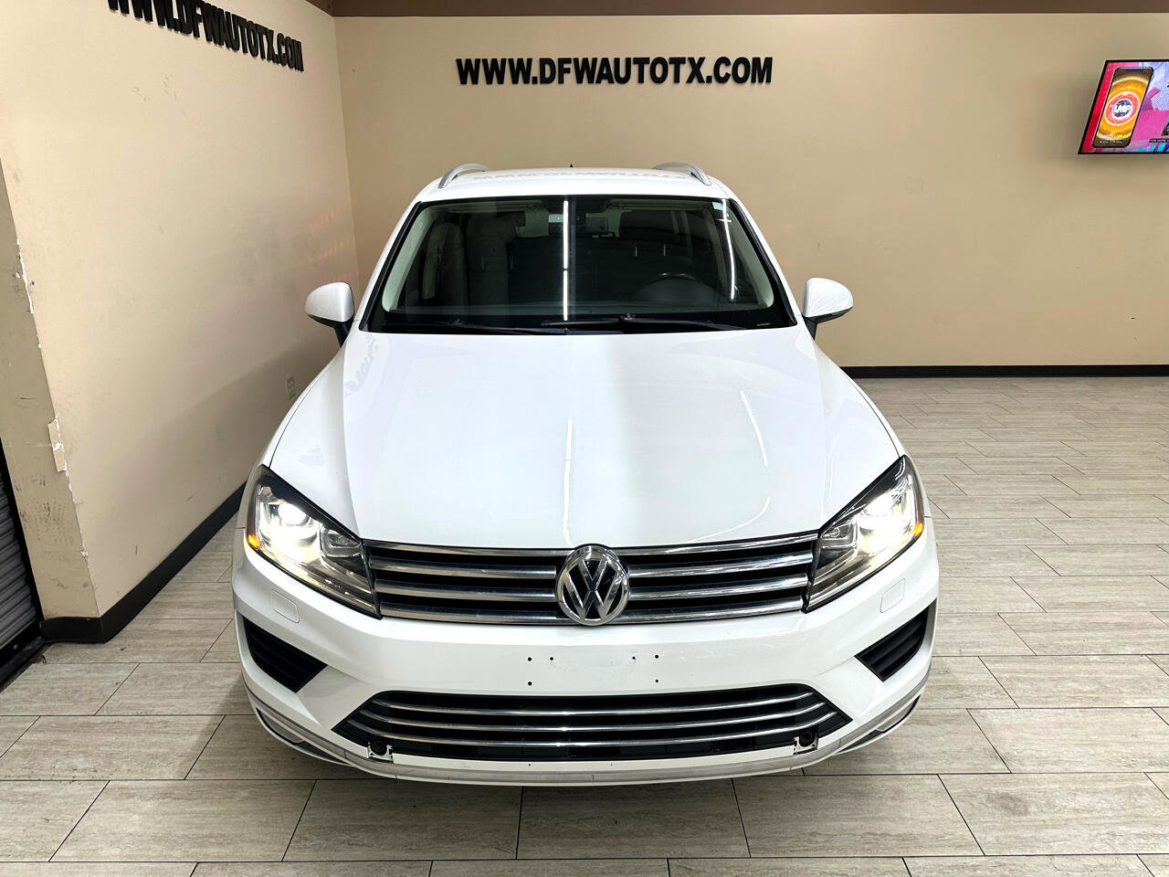 Used 2015 Volkswagen Touareg Sport image 3