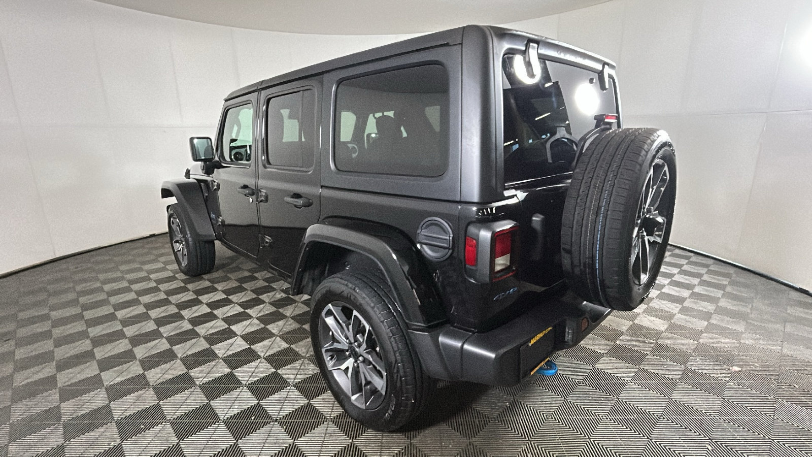 Used 2024 Jeep Wrangler Unlimited w/ Convenience Group AWD/4WD image 5