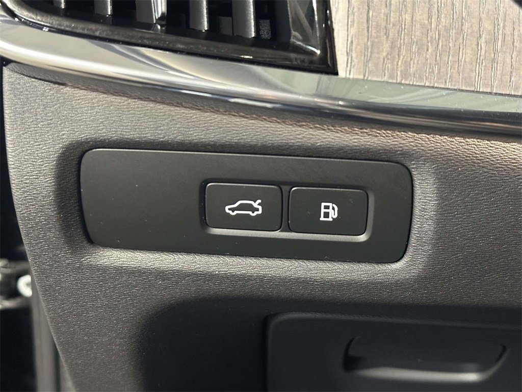 Used 2025 Volvo S90 T8 Plus image 26