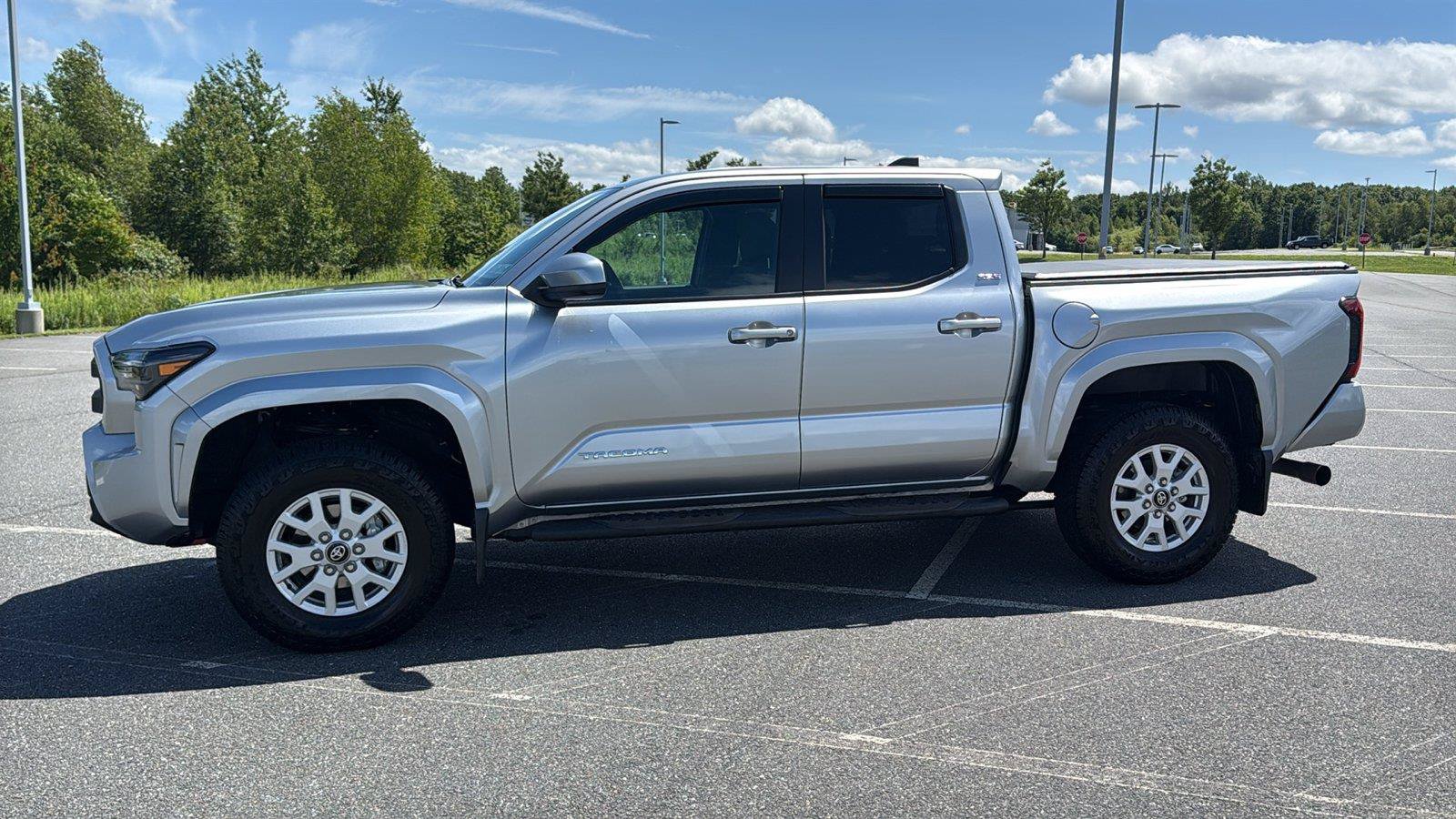 Used 2025 Toyota Tacoma SR5 AWD/4WD image 11