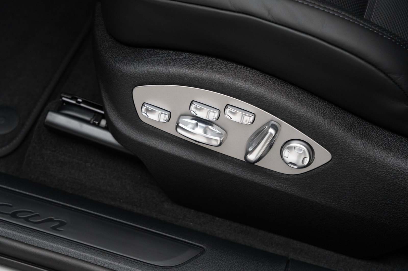 New 2025 Porsche Macan image 14