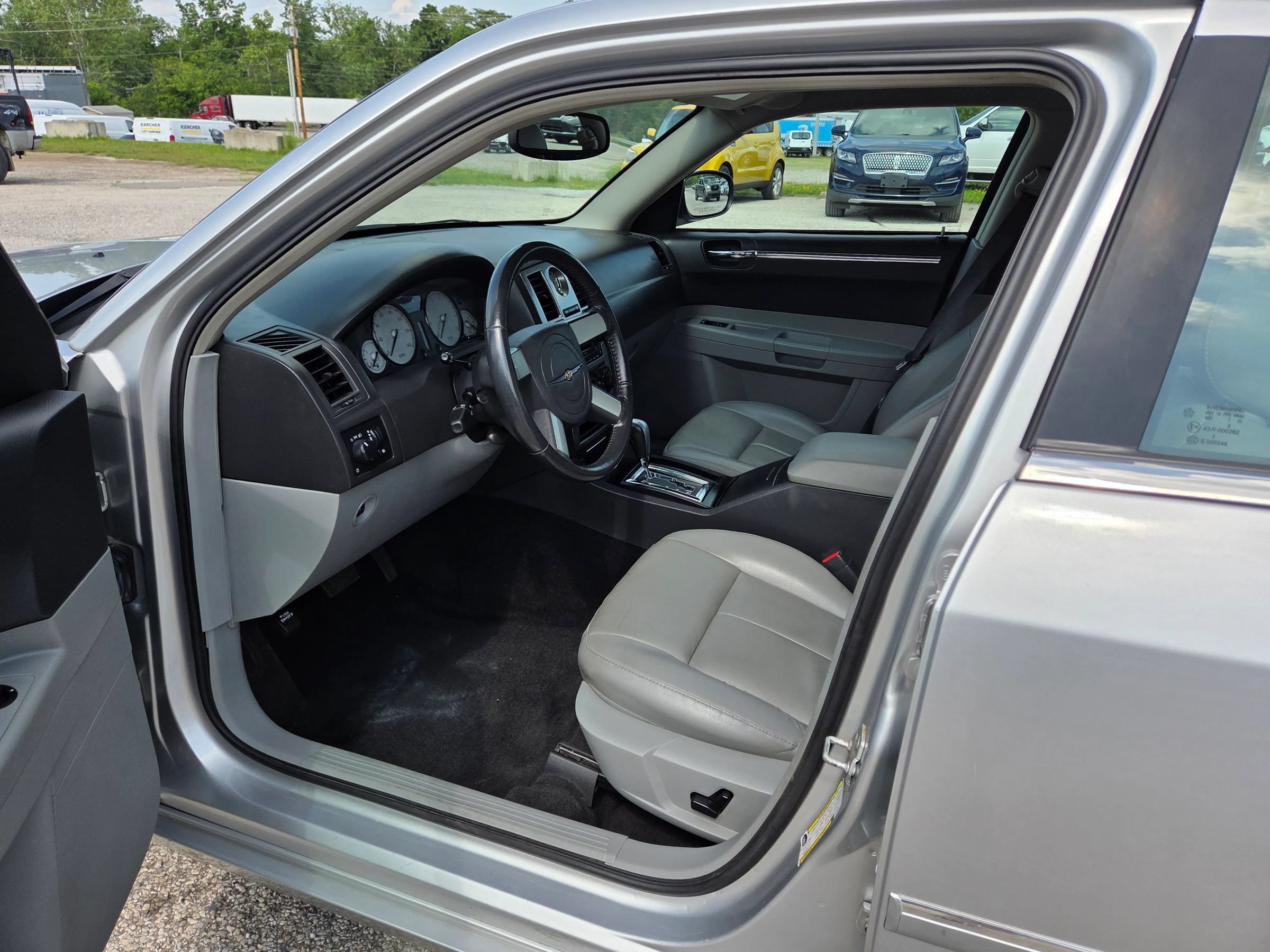 Used 2007 Chrysler 300 Touring w/ Comfort/Convenience Group RWD image 11